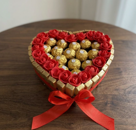Подарунковий бокс набір Ferrero Rocher у формі серця з декоративними трояндами №3
